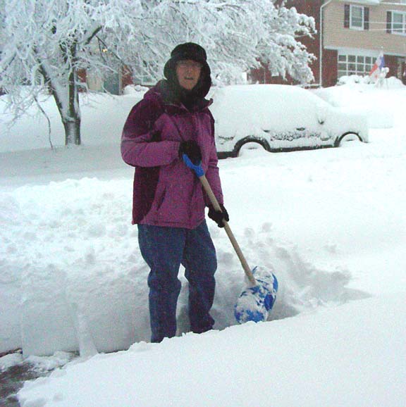 2010-02-06_07-27-04LauraShovelingw.JPG