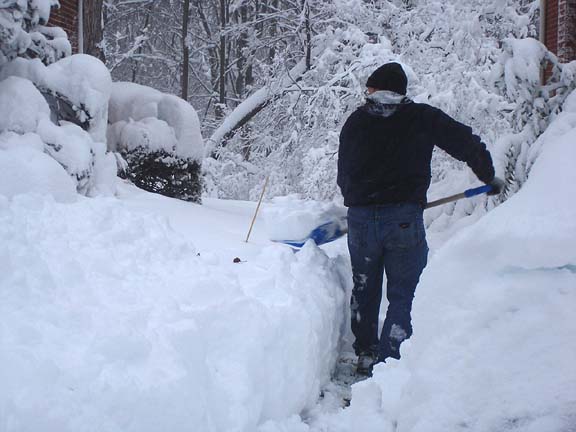 2010-02-06_08-48-12r3shovelingw.JPG